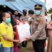 Polsek Baruga Serahkan Paket Bantuan Presiden ke Warga Korban Banjir