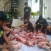 ASR dan Gerindra Bagi Daging Kurban di Permata Anawai