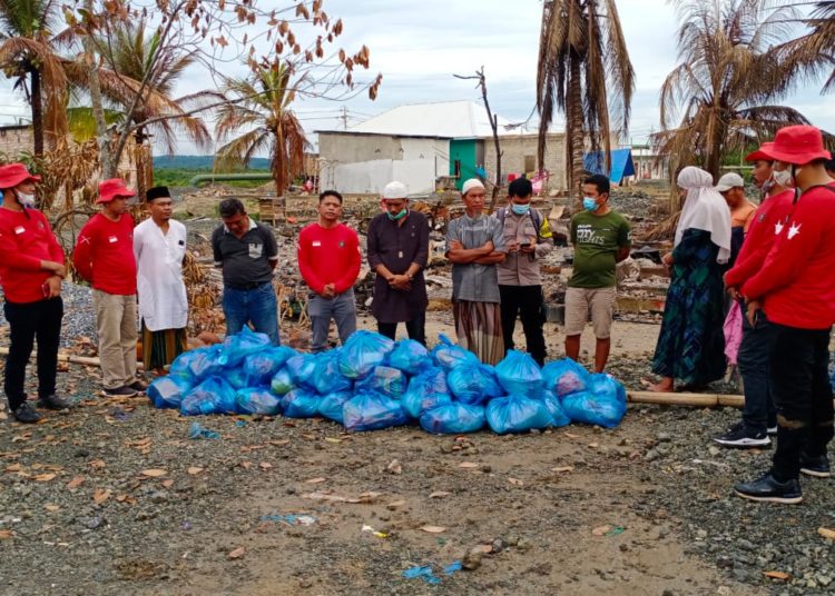 Ormas Laskar Sarano Tolaki memberikan bantuan Sembako kepada warga Desa Kapoiala Baru.