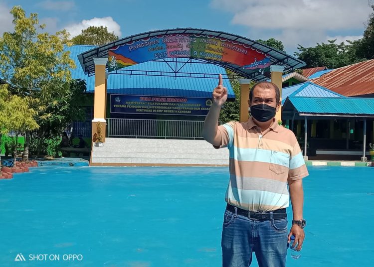 Ketua Komite SMP Negeri 9 Kendari, Sulaeman Modo di depan panggung kreatif siswa.