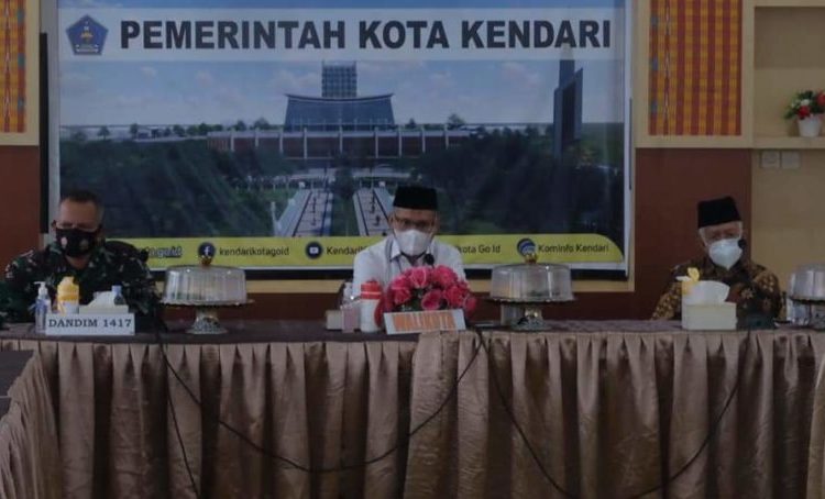 Sulkarnain Kadir Wali Kota Kendari memimpin rapat terbatas terkait perayaan Idul Adha 1442 Hijriah.