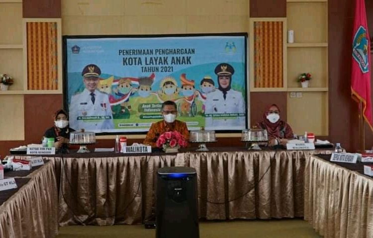 Secara virtual, Wali Kota Kendari Sulkarnain Kadir (tengah) menerima  penghargaan Kota Layak Huni dari Kemenpppa.