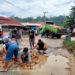 Aksan Jaya Putra Timbun Jalan Rusak di Kendari Caddi