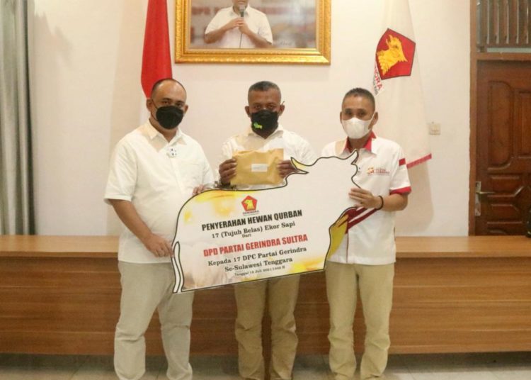 Ketua DPD Partai Gerindra Sultra, Andi Ady Aksar didampingi Sekretaris, Safarullah, secara simbolis menyerahkan hewan qurban