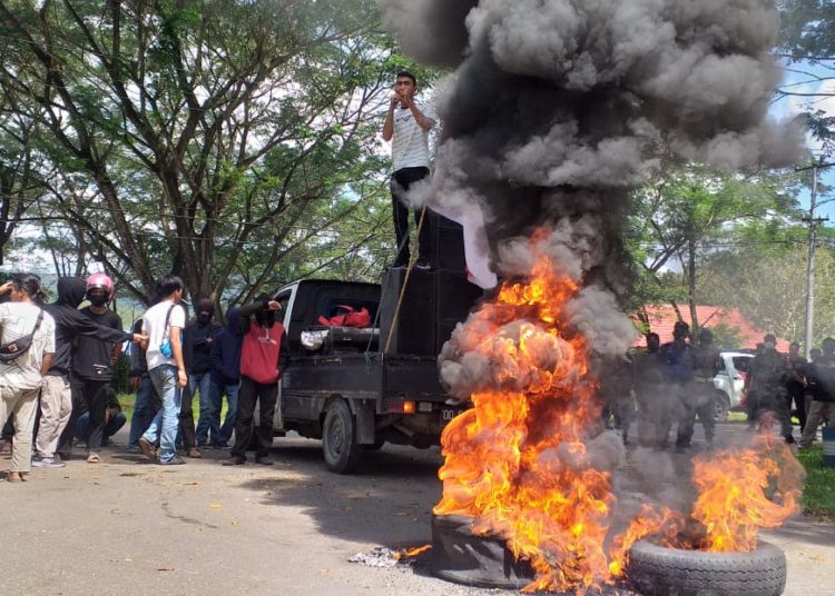 Massa membakar ban, mendesak agar PPKM di Konawe segera dicabut.