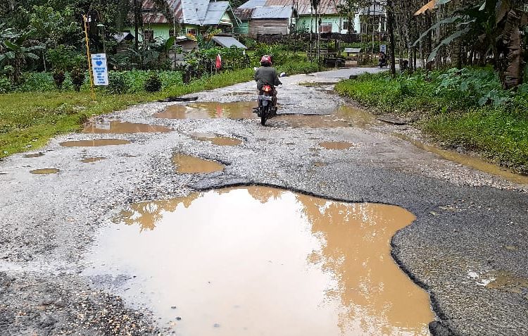 Inilah kondisi jalan poros yang menghubungkan Kota Kendari menuju Motaha, Konawe Selatan