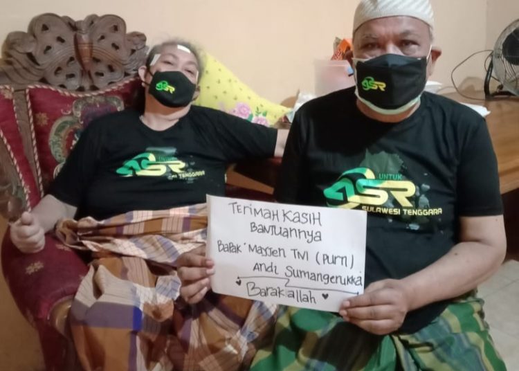 Keluarga Muslimin bersama istrinya menyampaikan terima kasih kepada Mayjen TNI (Purn) Andi Sumangerukka atas bantuannya selama menjalani isoman,