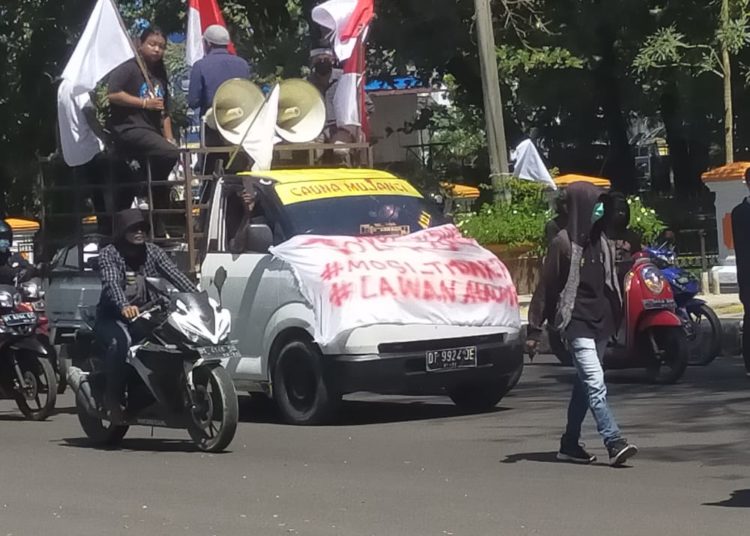 Aksi mahasiswa yang menolak penerapan PPKM di Kota Kendari.