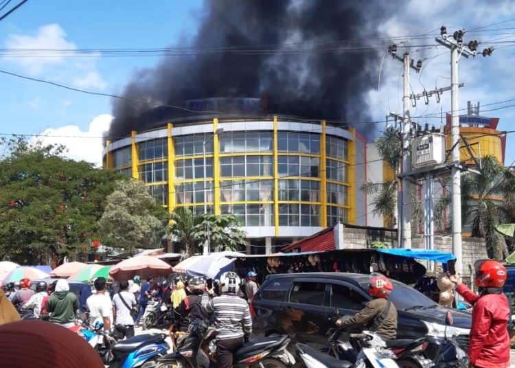 Asap tebal membumbung tinggi di Pasar Sentral Kendari.
