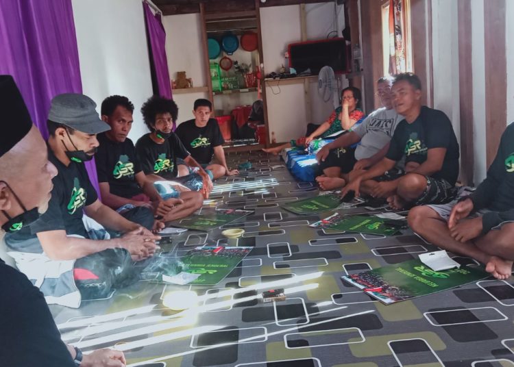 Relawan Aku Sahabat Rakyat di Buton berdisuksi dengan para petani dan nelayan.
