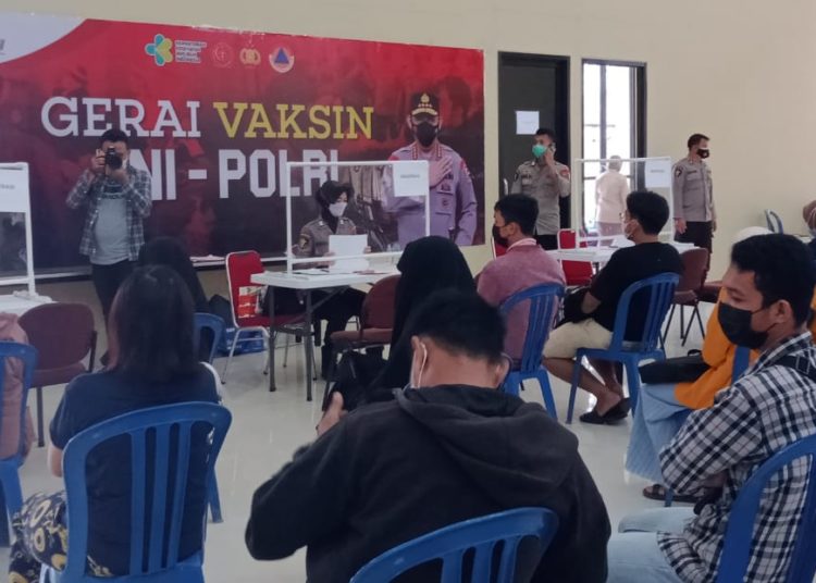 Proses vaksinasi massal di Aula Serba Guna Polda Sultra.