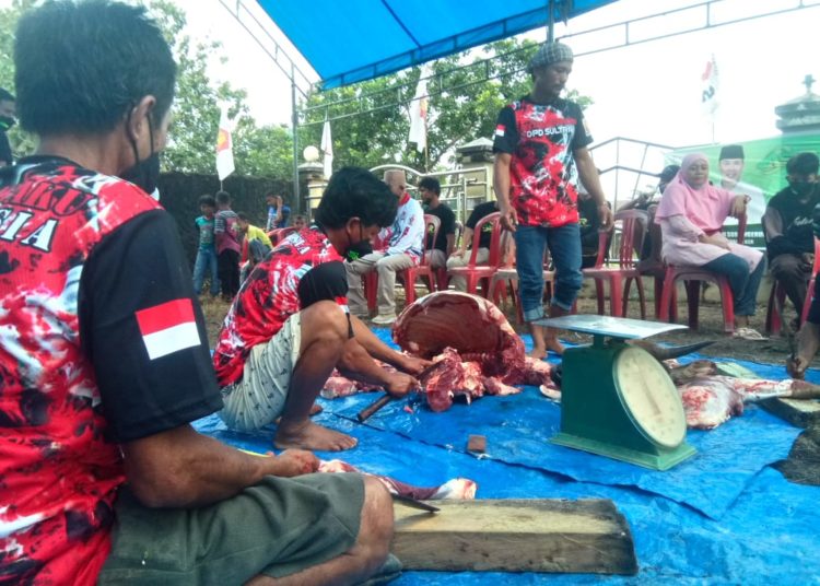 Pengurus Gerindra dan relawan ASR menyiapkan pembagian daging kurban kepada warga Konawe Selatan.