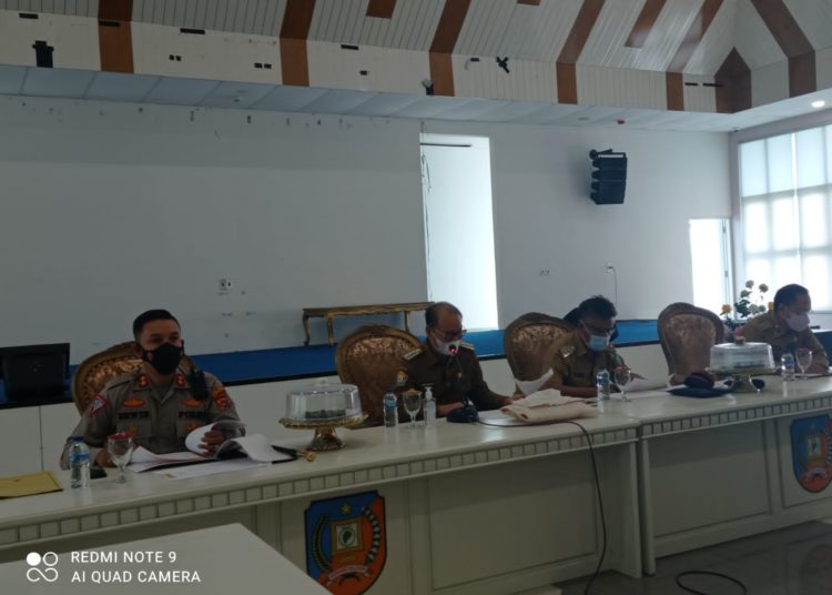 Bupati Konsel, Surunuddin Dangga (tengah) memimpin rapat Satgas Covid19.