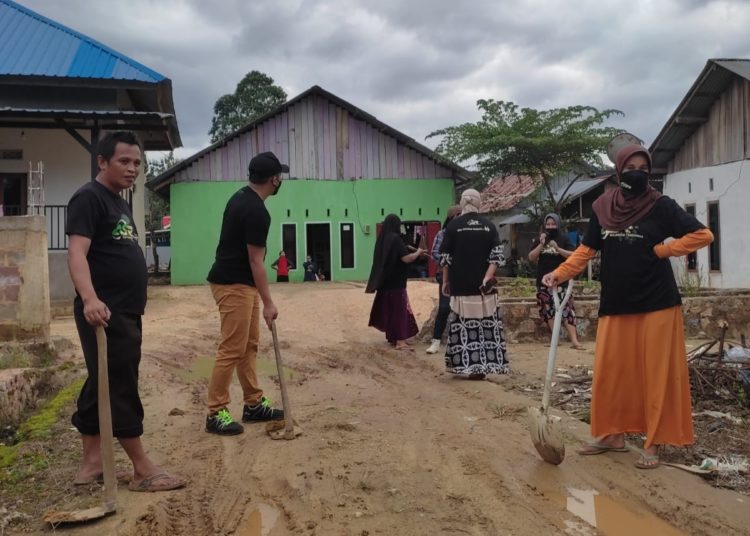 Relawan ASR bersama warga perbaiki jalan di Kelurahan Watubangga, Kecamatan Baruga Kota Kendari
