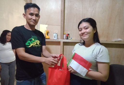 Aulia Dinda mewakili adiknya menerima hadiah