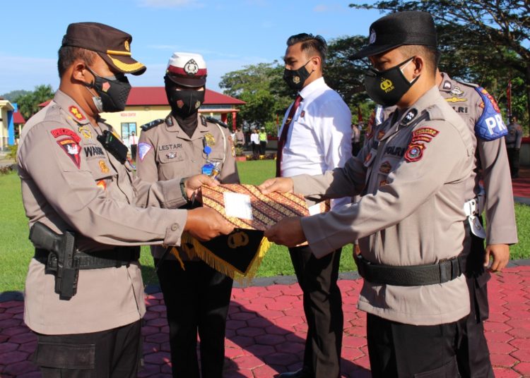 Kapolres Konawe AKBP Wasis Santoso, S.Ik menyerahkan penghargaan.