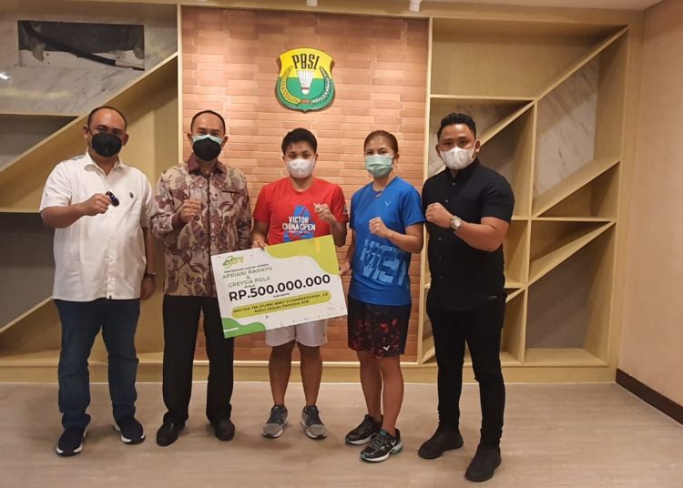 Mayjen TNI (Purn) Andi Sumangerukka bersama Andi Ady Aksar Ketua DPD Gerindra Sultra serahkan bonus kepada pasangan Greysia-Apriyani atlit bulutangkis ganda putri.