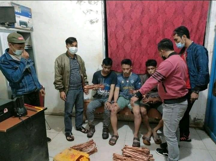 Kepala keamanan PT OSS, Asnul Ali kedua dari kiri dan  tiga pelaku (duduk) dibebaskan.