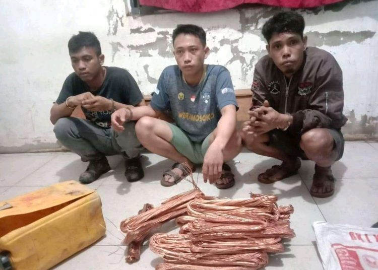Tiga orang yang diduga pelaku pencurian kabel tembaga berhasil diamankan security PT OSS. -Foto Istimewa-