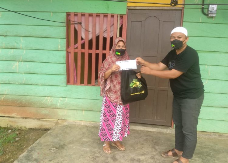 Guru honorer Ny Watiana menerima bantuan dari relawan ASR Konawe Selatan.