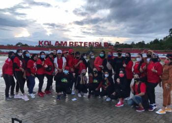 Relawan ASR Bersama Komunitas Senam  Olahraga Bersama di Pinggir Kolam Retensi