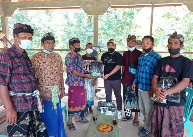 Relawan Aku Sahabat Rakyat Kolaka Timur memberikan bantuan.