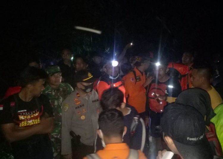 Upaya evakuasi pecinta alam di Desa Ulubenua, Kecamatan Amonggedo, Konawe.