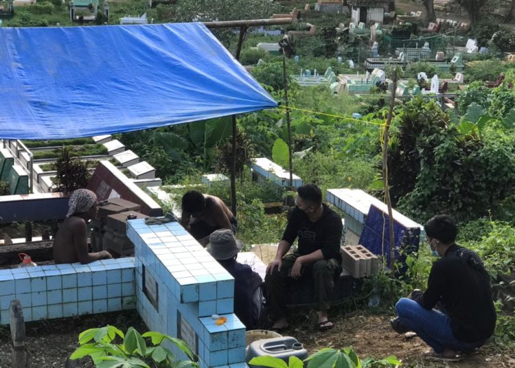 Relawan ASR bantu para penggali kubur di TPU Punggolaka, Kendari.