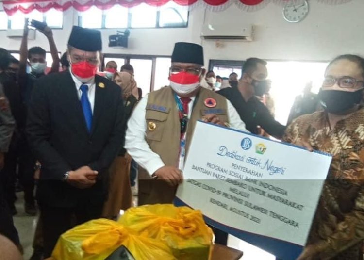 Gubernur Sultra, Ali Mazi serahkan bantuan paket sembako kepada warga terdampak COVID-19