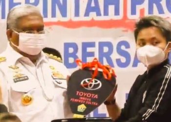 Gubernur Ali Mazi Tunaikan Janji, Apriani Diberi Hadiah Mobil