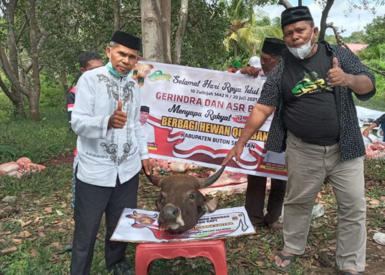 Tokoh masyarakat Pulau Batu Atas, Sudin Ndoloma menerima kepala sapi sebagai simbol penghargaan ASR kepada warga di pulau tersebut.