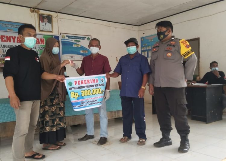 Penyerahan bantuan lansung tunai di Desa Paradongka, Konawe