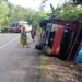 Akibat Rem Blong, Truk Pengangkut Motor Terbalik