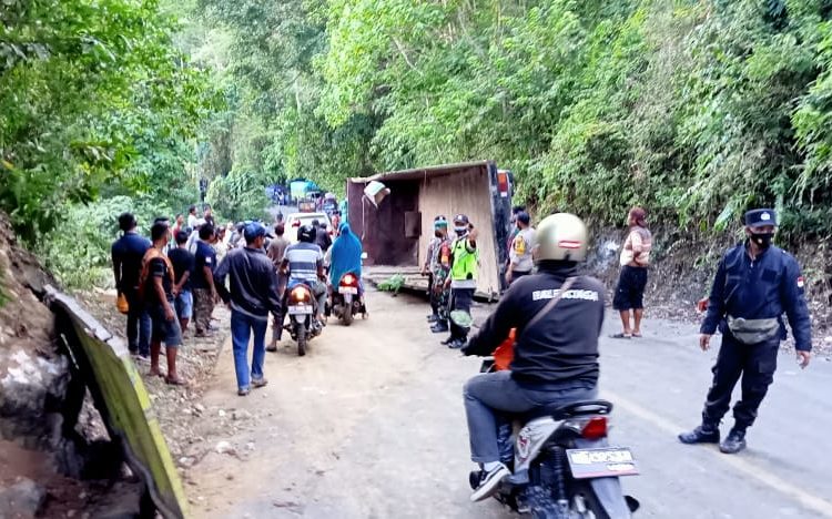 Mobil truk fuso terbalik di Kolaka Utara