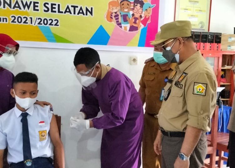 Bupati Konawe Selatan, Surunuddin Dangga menyaksikan vaksinasi terhadap pelajar.