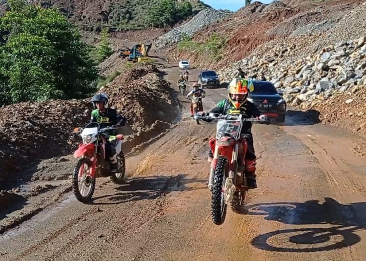 Rider ASR Racing Team menjajal perbukitan Mandiodo Konawe Utara. - Foto : Alin -