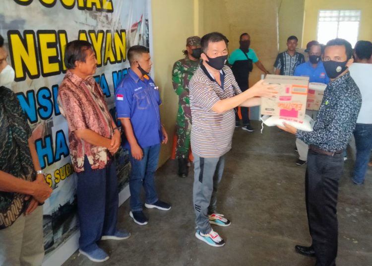 HNSI Kota Medan bersama pengusaha serahkan bantuan kepada nelayan