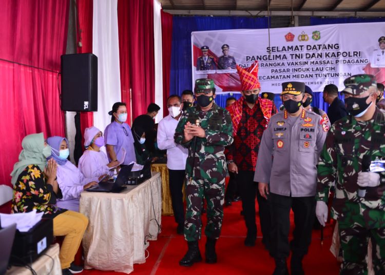 Kapolri Jendral Listyo Sigit Prabowo bersama Panglima TNI Marsekal Hadi Tjahjanto mengunjungi lokasi vaksinasi di Medan