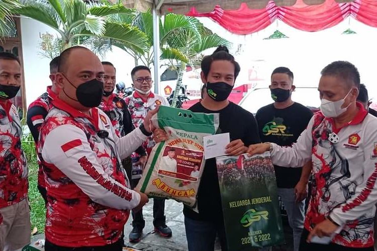 Ketua Relawan ASR Sultra, Andi Ady Aksar secara simbolis menyerahkan bantuan sembako kepada komunitas driver maxim grup