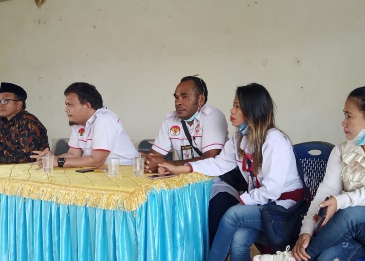 Suasana rapat di Desa Mendikonu, Konawe yang mempertanyakan pembangunan pasar. - foto : andi fale -
