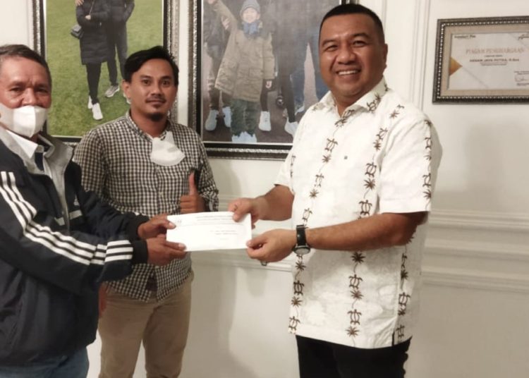 Aksan Jaya Putra (kanan) menyerahkan bantuan
