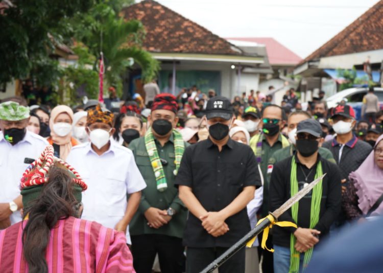 Mayjen TNI *Purn) Andi Sumangerukka bersama rombongan di Wakatobi. - Foto : Syaiful-