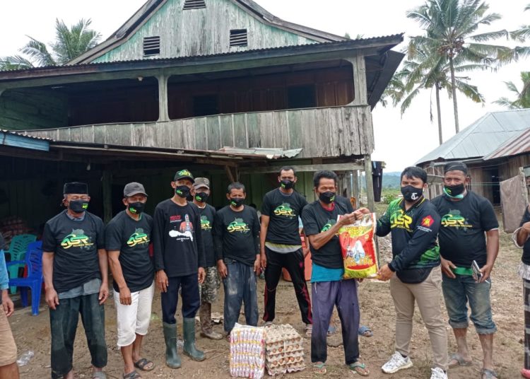 Relawan ASR Kolaka Timur berikan bantuan sembako kepada warga korban banjir.