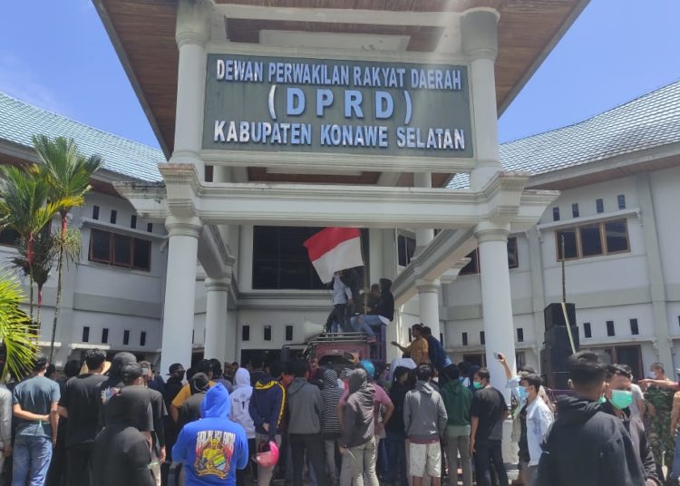 Massa SAPMA berunjuk rasa di DPRD Konawe Selatan