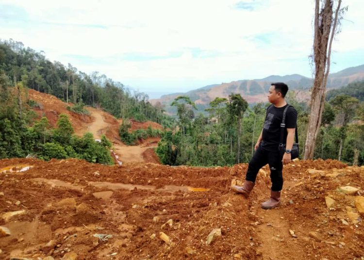 Oscar Sumardin sedang melihat langsung aktivitas tambang di blok Mandiodo, Konawe Utara
