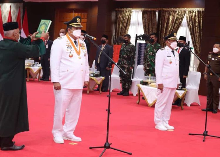 LM Rusman Emba dan Bahrun Labuta dilantik sebagai bupati dan wakil bupati Muna. -Foto: Muh. Ewit Firman /Diskominfo Sultra -