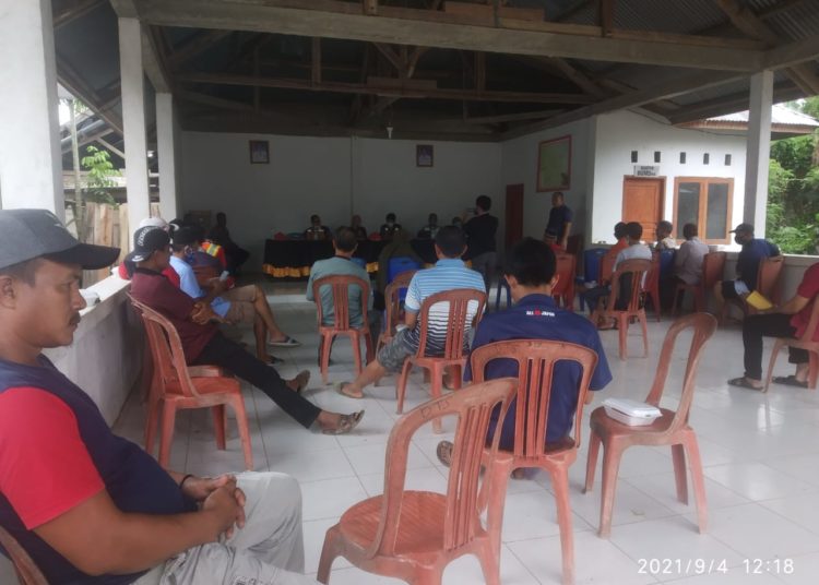 Situasi pertemuan di Desa Tamesandi, Konawe. - Foto : Helni Setyawan -