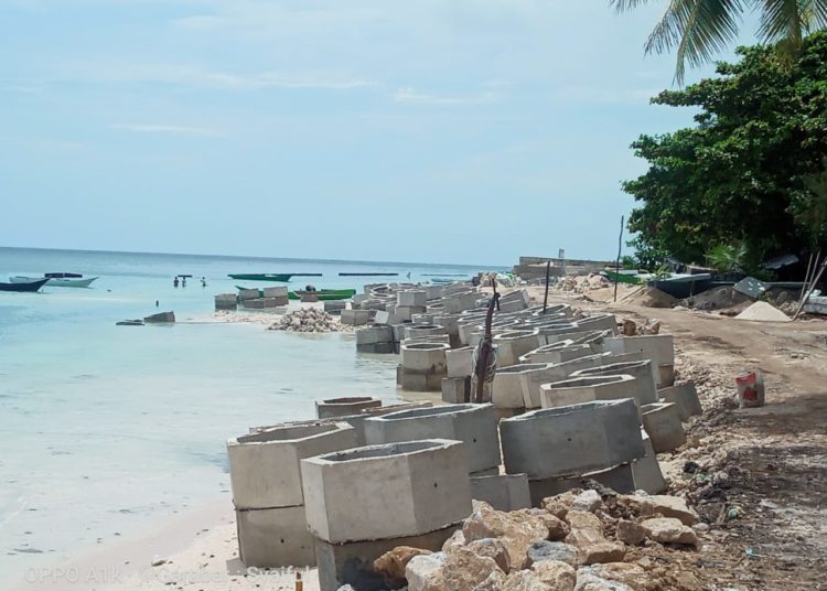 Proyek pembangunan pengaman pantai di Wakatobi yang dianggap merusak keindahan pantai. - Foto : Syaiful-
