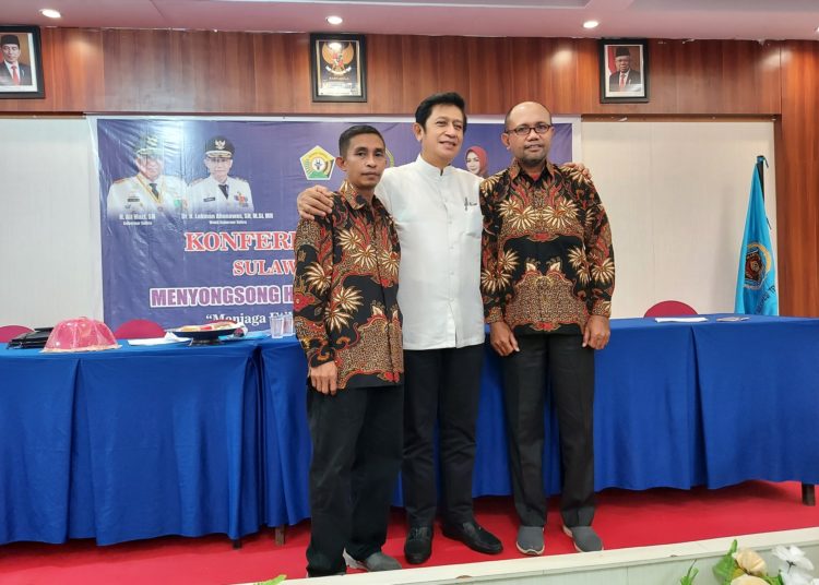 Ketua PWI Sultra, Sarjono (kiri)