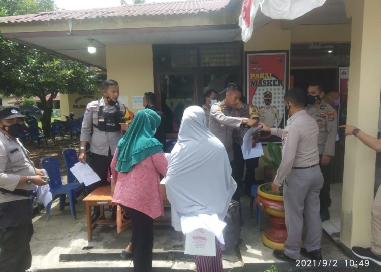 Suasana warga yang mengikuti vaksinasi di Polsek Lambuya, Konawe.